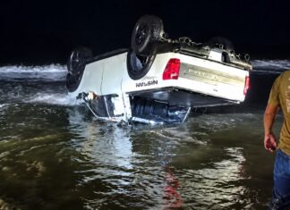 Pánico en la orilla: camioneta vuelca con las llantas para arriba a metros del mar en Playa Las Glorias