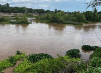 Creciente en el río Presidio arrastra a menor en Villa Unión y activa operativo de emergencia