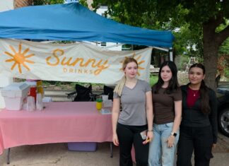 De las aulas al emprendimiento: Tres universitarias abren negocio de aguas frescas en el centro de Guamúchil durante el verano