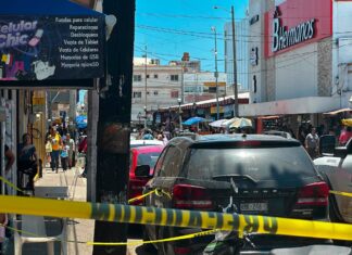 Sin respuesta de CFE: comerciantes bloquean la calle Aquiles Serdán con sillas tras apagón en el Centro de Mazatlán