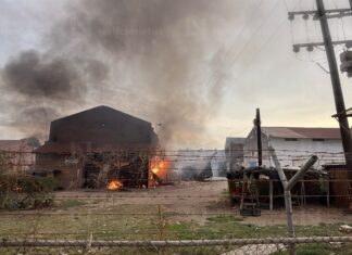 Incendio consume bodega de empaques en Batamote; Bomberos combaten el fuego