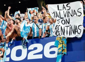 Reino Unido pide a la FIFA investigar a Argentina por pancarta sobre las Islas Malvinas