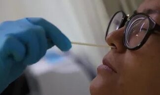 Sube la positividad de COVID-19 en México; Salud confirma 709 casos en 2026