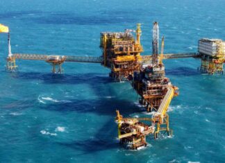 Petróleo no explota pese a tensión en Oriente Medio; mercado mantiene barril entre 90 y 100 dólares