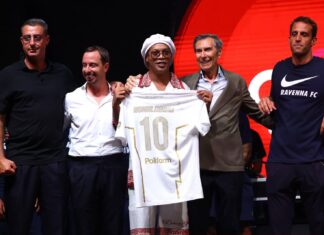 Ronaldinho es presentado como nuevo jugador del Ravenna en Italia