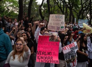 Trabajadores recuperan Canal Once tras dos meses de toma; estudiantes denuncian desalojo violento