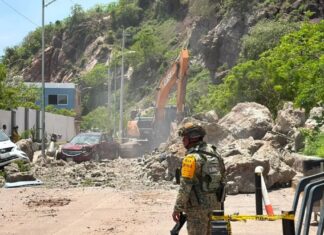 Derrumbe en el Cerro del Crestón aplasta cinco vehículos y deja heridos cerca del Faro de Mazatlán