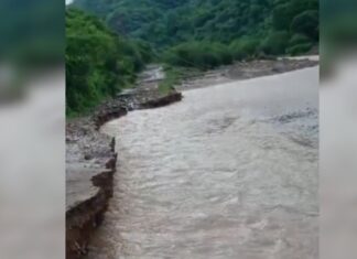 Lluvias dejan a Las Chicuras incomunicada y derriban postes de luz en Choix