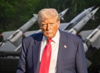 Trump niega escasez de municiones en guerra con Irán y exige prisión para informantes