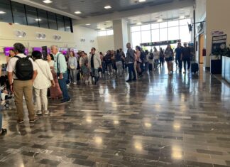 Remodelan el Aeropuerto de Los Mochis pero retiran sillas y obligan a pasajeros a esperar de pie