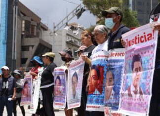 Madre de normalista reacciona a detención de exgobernador por el caso Ayotzinapa