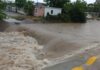 Lluvias intensas desbordan arroyo en Pueblo Nuevo y paralizan vialidades en La Cruz