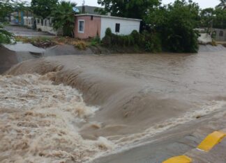 Lluvias intensas desbordan arroyo en Pueblo Nuevo y paralizan vialidades en La Cruz