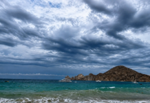 Alerta en la costa: Oleaje elevado obliga al cierre del puerto y activa bandera roja en playas de Los Cabos