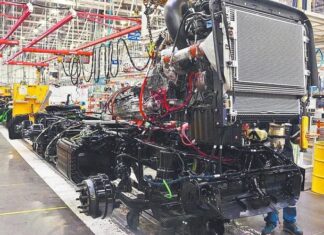 México acelera producción y exportación de vehículos pesados en julio