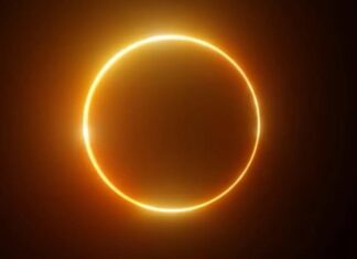 El eclipse entra en su fase de totalidad y la oscuridad cubre el cielo