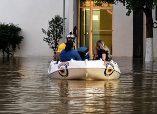 Protección Civil rescata a 15 personas atrapadas por lluvias en el CIAD de Culiacán