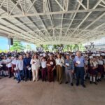 Ana Miriam Ramos entrega escrituras a familias de Valle de Encino en Culiacán