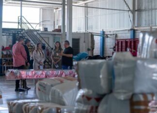 Ana Miriam Ramos entrega distintivo NAFIN a empresa de bolsas impresas en Culiacán