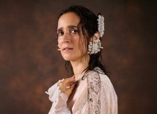 Julieta Venegas llevará sus memorias a la FIL Guadalajara en su debut literario
